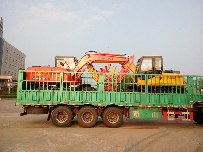 沃爾華集團(tuán)2臺(tái)挖掘機(jī)裝車(chē)即將出口委內(nèi)瑞拉